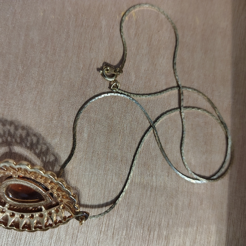 Vtg 1974 Sarah Coventry Amber Teardrop Goldtone Pendant 1.5” - Picture 4 of 6